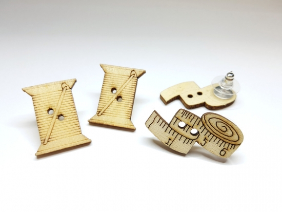 Preview: Holz Knopf Ohrstecker Massband & Garnrolle